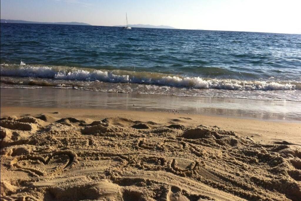 Au Petit Bonheur Vue Mer, Parking, 400M Plage Le Lavandou Luaran gambar