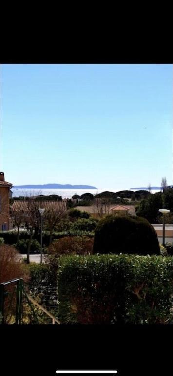 Au Petit Bonheur Vue Mer, Parking, 400M Plage Le Lavandou Luaran gambar